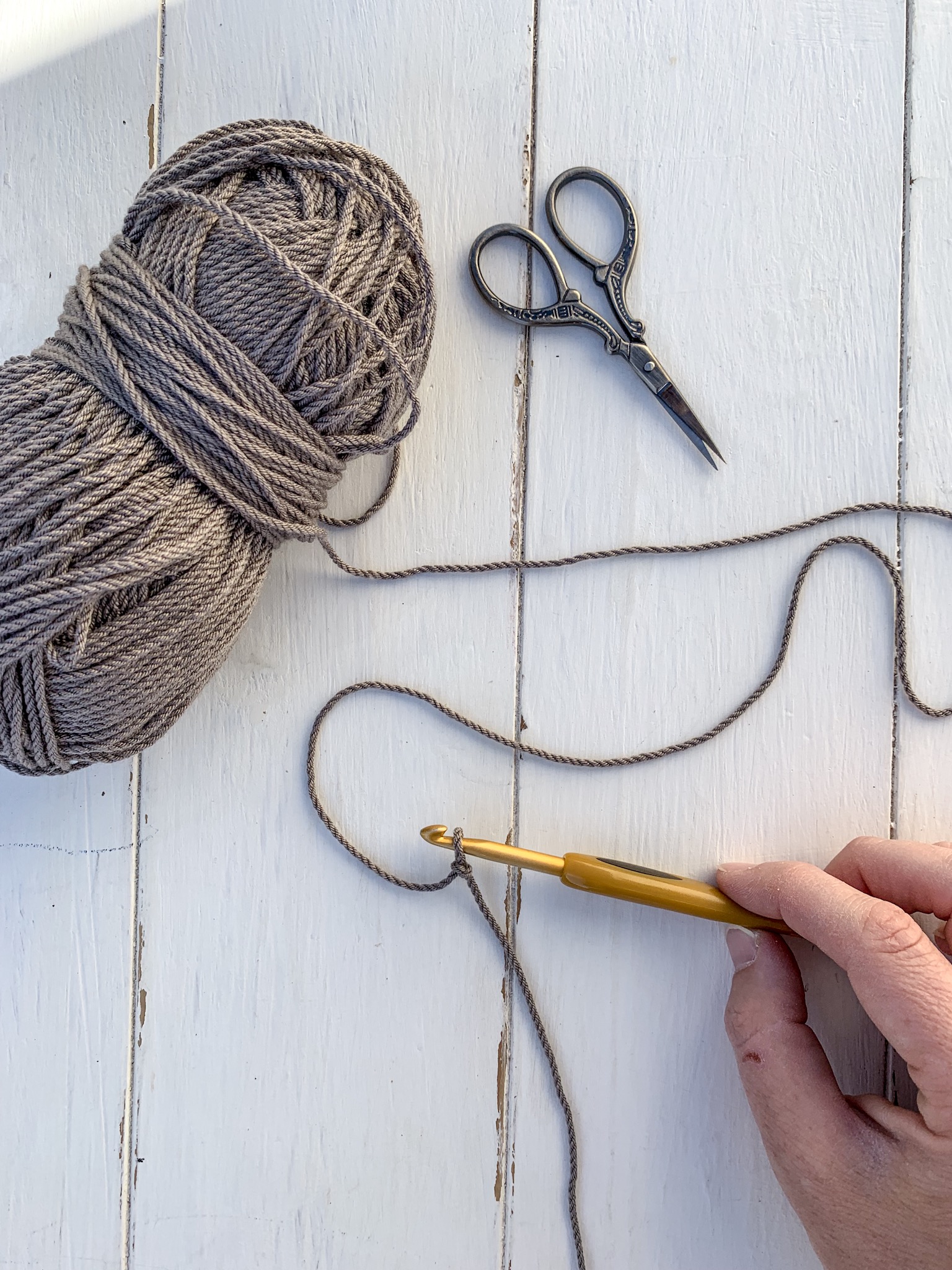 A Beginners Guide To Crocheting: How To Make A Slip Knot